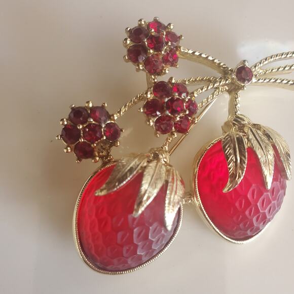 VTG Sarah Coventry Strawberry Festival Rhinestone Brooch 1966 Glass Fruit‎ READ - Picture 2 of 8